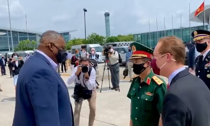 US Defence Secretary arrives in Hanoi for two-day visit to Vietnam